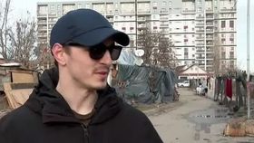 VIDEO Oamenii trăiesc ca în Evul Mediu lângă blocul de lux. Zeci de familii stau în barăci improvizate fără canalizare